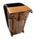 Accordéon en position de jeu, côté basses (image catalogue)