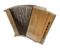 Accordéon en position de jeu, dos (image catalogue)